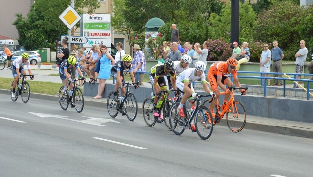 Kolarze Voster Uniwheels Team (białe koszulki) byli aktywni na trasie trzeciego etapu Wyścigu "Solidarności" i Olimpijczyków.