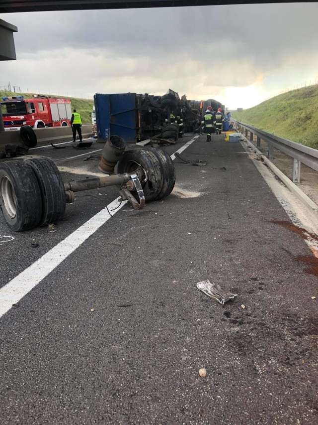 Zdjęcia otrzymaliśmy od pana Macieja. Dziękujemy!Po godz. 14 na S-19, w pobliżu zjazdu z autostrady, przewrócił się TIR z naczepą, ruch w tamtym rejonie został całkowicie zablokowany. ZOBACZ TEŻ: Wypadek na ul. Sanowej w Jarosławiu. 18-latek na motocyklu honda uderzył w dwa samochody. Młody mężczyzna zginąłWYPADKI NA PODKARPACIU::18-letni motocyklista zginął w Jarosławiu [ZDJĘCIA, WIDEO] Po zderzeniu z dzikiem opel koziołkował z nasypuŚmiertelny wypadek. Nie żyje 24-letni motocyklista [ZDJĘCIA]