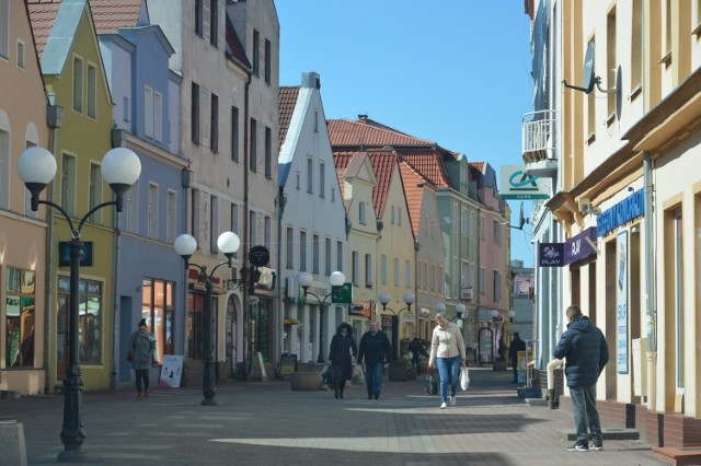 Miastem o największej gęstości zaludnienia w Polsce jest Legionowo. Tam na jeden kilometr kwadratowy powierzchni przypada 3 953 osoby. W Lubuskiem najgęściej zaludnionym miastem jest Sulechów, a na przeciwległym biegunie znajduje się Gozdnica.  Wybierz kolejny slajd i sprawdź dane dla wszystkich miast w województwie. Ranking opracowaliśmy na postawie danych GUS na 1 stycznia 2021 r. Czytaj także: Ile osób mieszka w lubuskich miastach? Sprawdź najnowsze daneWideo: Kosin. To było prawdziwe turystyczne eldorado. Dziś jest to miasto duchów