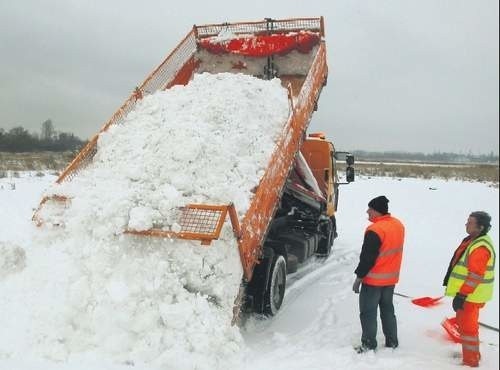 Składowisko śniegu w Szczecinie zorganizowano przy ulicy Hangarowej. Do wczoraj ze Strefy Płatnego Parkowania wywieziono 1500 ton śniegu. Z ulic &#8211; kolejnych 250 ton