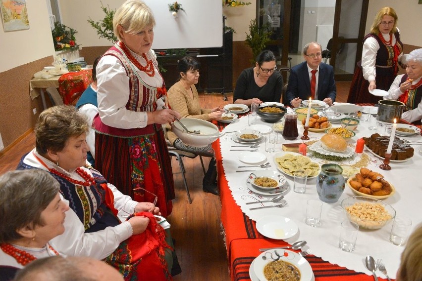 Tak dawniej Bóg się rodził w Górach Świętokrzyskich. Tradycyjna wigilia Chełmowianek w Rudkach (WIDEO, ZDJĘCIA)