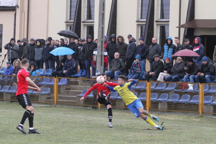 Trzecia liga. Ciekawy mecz w Daleszycach. Spartakus przegrał z Hutnikiem Kraków 0:1 [DUŻO ZDJĘĆ, WIDEO]