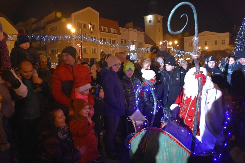 Rybnik: Choinka już świeci, na Rynku pojawił się Mikołaj