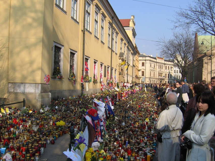 15 lat temu zmarł Jan Paweł II. Jego śmierć na krótki czas zjednoczyła kibiców [ZDJĘCIA]