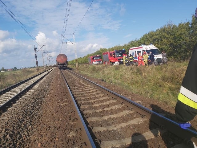 Na miejscu pracowały trzy zastępy straży, pogotowie oraz policja, która zajmie się wyjaśnianiem okoliczności wypadku.