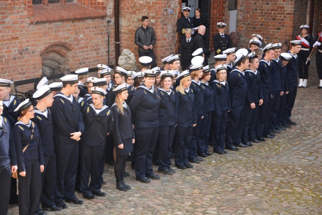Uroczystość pożegnania absolwentów szkoły morskiej w Darłowie.