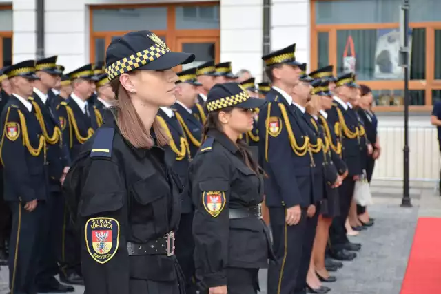 29 sierpnia w Polsce obchodzone jest Święto Straży Miejskiej. Zostało ustanowione w rocznicę uchwalenia ustawy z dnia 29 sierpnia 1997 r. określającej zasady działania straży gminnej. Białostoccy funkcjonariusze z tej okazji otrzymali nagrody i awanse.