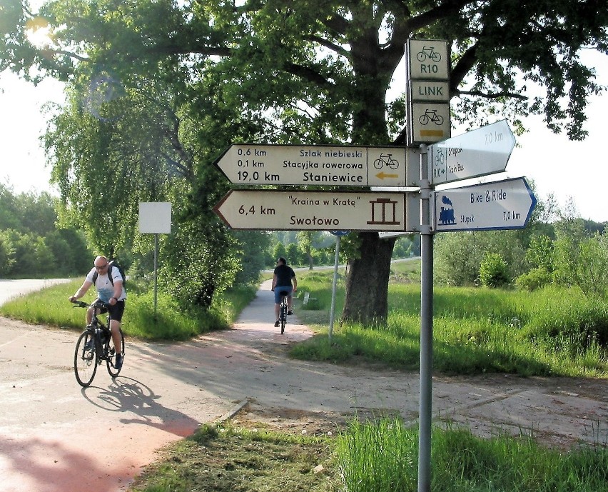 Drogowskazy z linkiem R10 na drodze rowerowej w Bierkowie