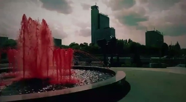 Czerwona woda w fontannie w Katowicach