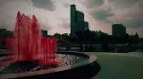Czerwona woda w fontannie w Katowicach. Żart czy efekt specjalny?