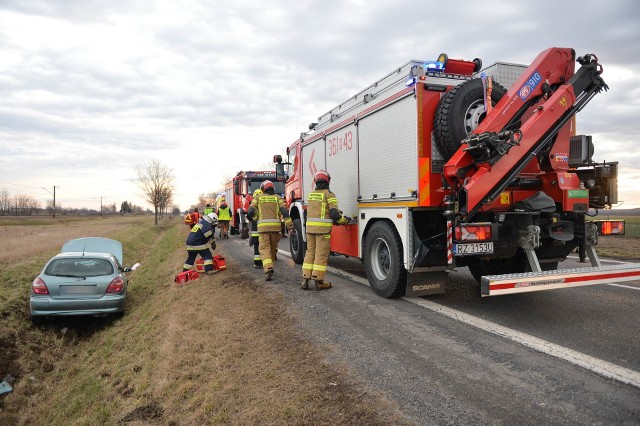 Do zdarzenia doszło w poniedziałek przed godz. 7 na drodze krajowej nr 28 między Przemyślem a Medyką. Kierująca nissanem, jadąc w kierunku Medyki, wykonywała manewr wyprzedzania innego pojazdu. 35-latka straciła panowanie nad autem i zjechała z drogi. Kobieta nie doznała widocznych obrażeń ciała, mimo tego pogotowie ratunkowe przetransportowało ją do szpitala na szczegółowe badania.