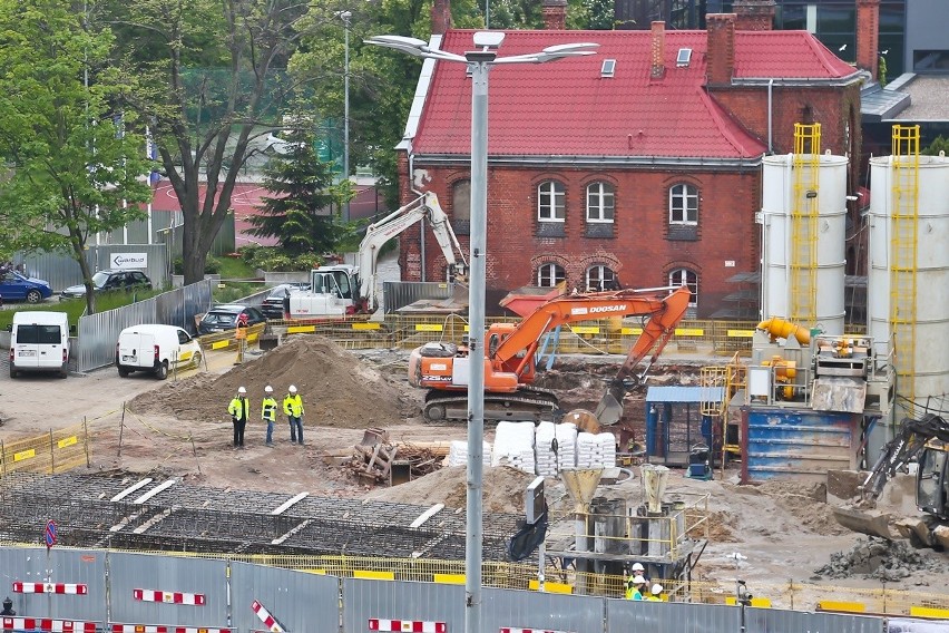 Przy pl. Dominikańskim rośnie nowy biurowiec. Prace nabrały rozmachu [ZDJĘCIA]