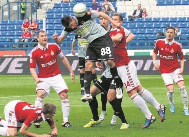   Mecz w maju 2013 roku, w którym Korona przegrała w Krakowie 0:3. Główkuje Kamil Sylwestrzak.