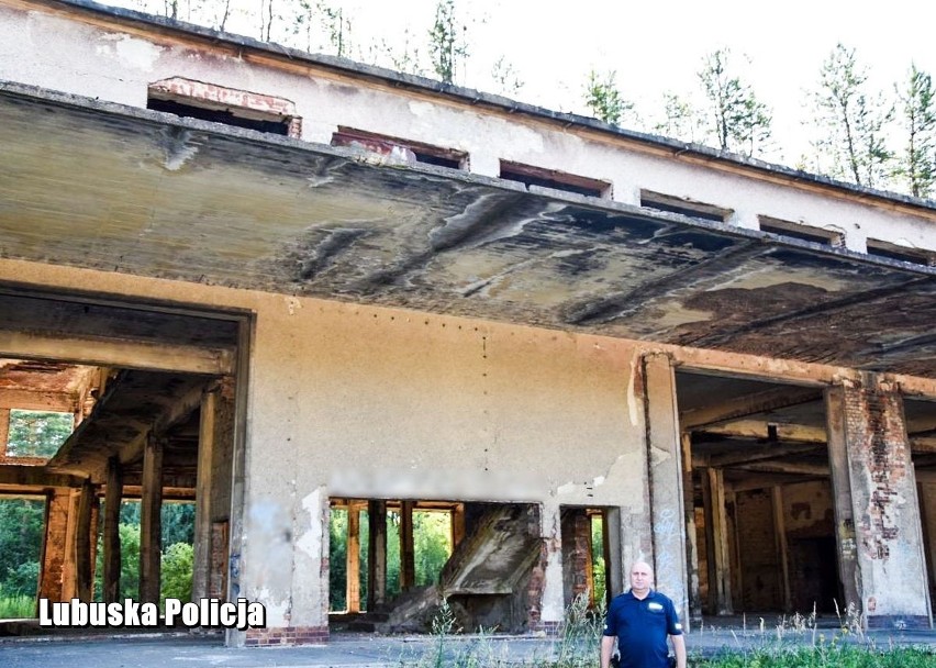 ŻAGAŃ Kobieta chciała skoczyć z dachu budynku i popełnić samobójstwo. Życie uratował jej policjant, który w porę dotarł na miejsce 