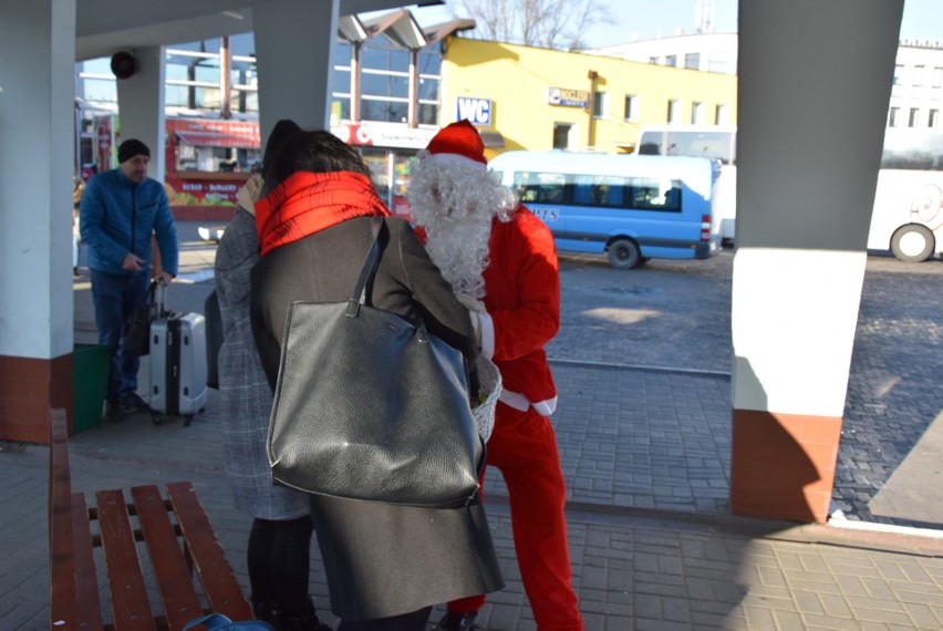 Święty Mikołaj na dworcu autobusowym rozdawał słodycze