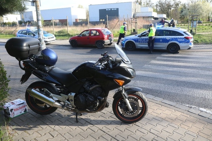 Wypadek z udziałem motocyklisty na ulicy Skarbowców (ZDJĘCIA)