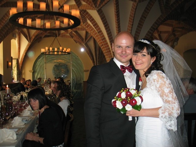 Szczęściarze: Marzena i Bartosz Ławrowscy jako pierwsza para głogowian mieli wczoraj przyjęcie weselne w odrestaurowanej restauracji ratuszowej.