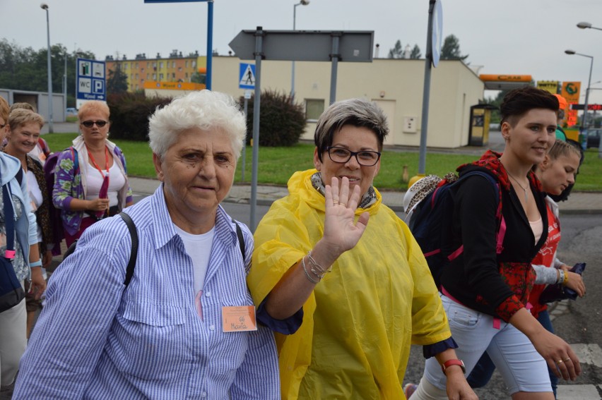 Oświęcim. Pielgrzymi w drodze na Jasną Górę [ZDJĘCIA, WIDEO]