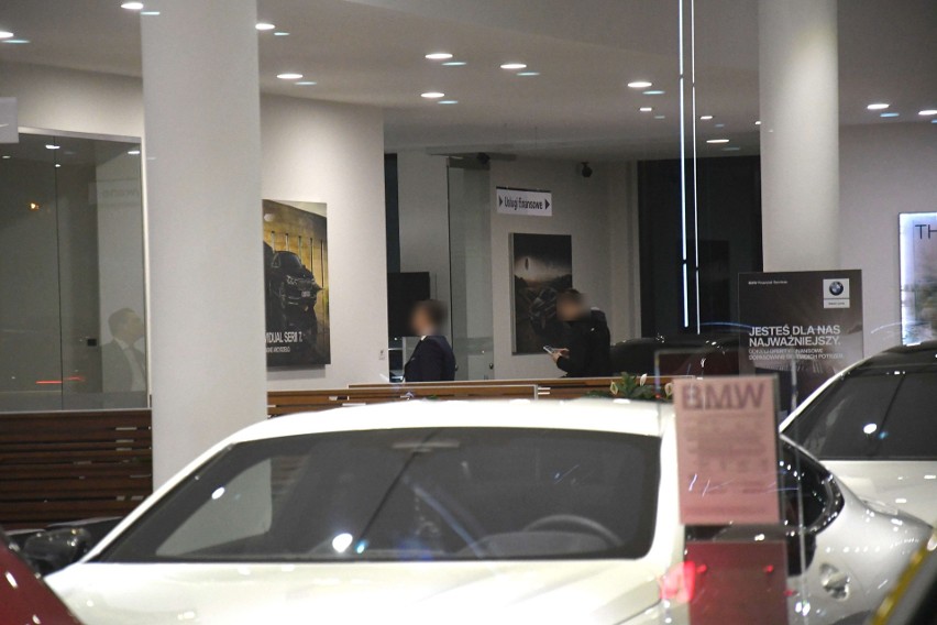 Zarażony koronawirusem odbierał w sobotę BMW w Kielcach? Właściciel salonu zgłosił sprawę do Sanepidu, szybka akcja służb