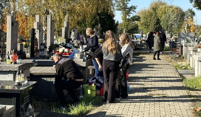 Mieszkańcy sprzątali groby na cmentarzu przy ulicy Limanowskiego.