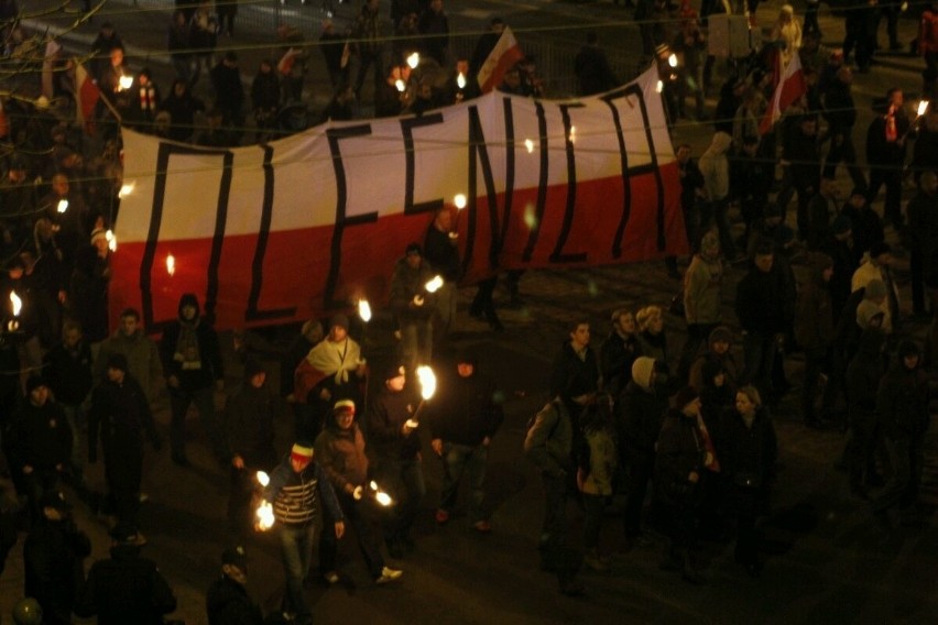 Marsz Patriotów przeszedł przez Wrocław. Petardy i antykomunistyczne hasła (ZDJĘCIA)