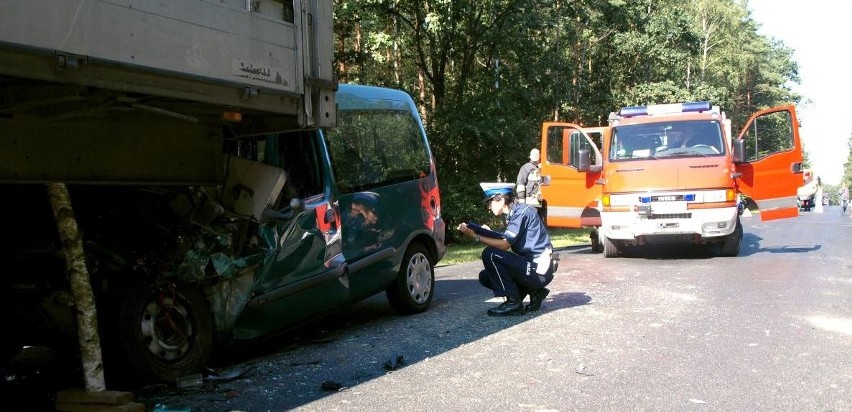 Tragiczny wypadek koło Gorzowa. Auto wbiło się pod tira. Jedna osoba nie żyje