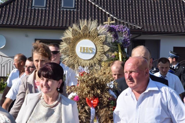 Podczas święta plonów w Dąbrowie Biskupiej oceniano wieńce przygotowane przez sołectwa. W kategorii wieniec dożynkowy tradycyjny wygrało sołectwo Przybysław. Drugie miejsce przyznano sołectwu Modliborzyce, a trzecie sołectwu Wonorze. W kategorii wieniec dożynkowy wygrało sołectwo Chlewiska. Za nim uplasowało się sołectwo Radojewice, a trzecią nagrodę wywalczył wieniec sołectwa Chróstowo.