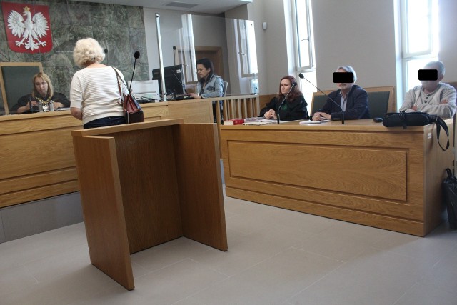 Oskarżony Tomasz G. ( z lewej) i Paweł K. przed krakowskim sadem słuchają relacji świadka. Obaj zaprzeczają zarzutom prokuratury