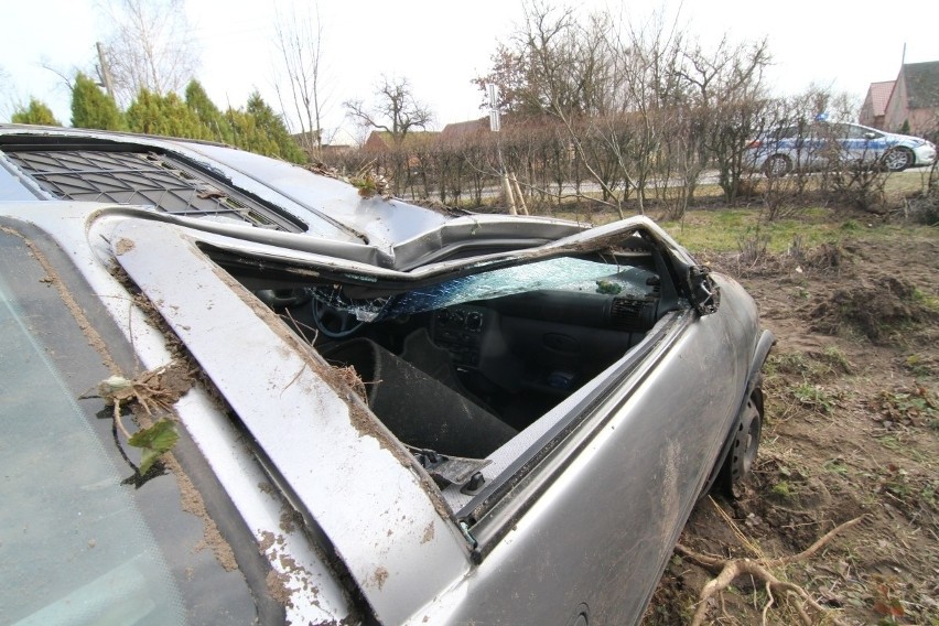 Wypadek pod Trzebnicą. Opel dachował i wpadł na posesję (ZDJĘCIA)