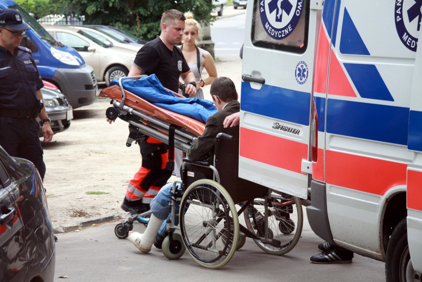 Przemysław K. przyjechał do sądu karetką na sygnale i w...