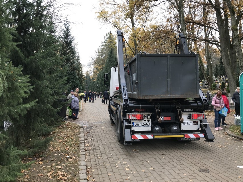 Niedziela na słupskich nekropoliach. Słupszczanie odwiedzają groby bliskich (zdjęcia)