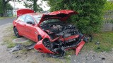 Wypadek w Otmicach pod Strzelcami Opolskimi. Kierowca skody uderzył w nowego jaguara. 2 osoby trafiły do szpitala