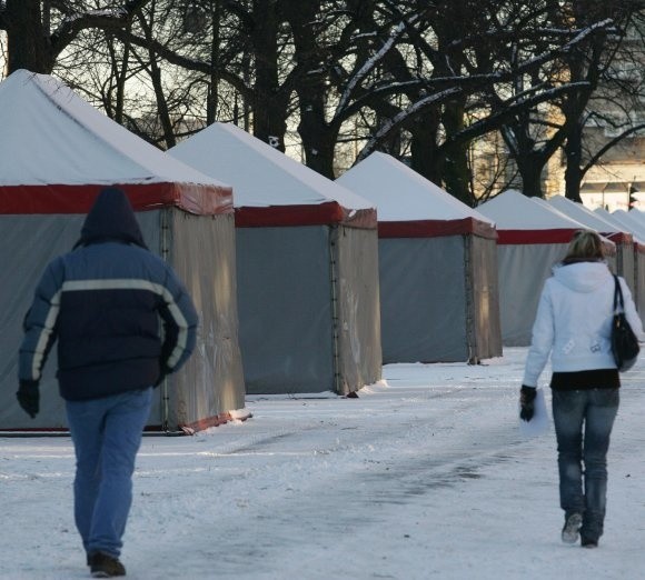 Kupcy przyznają, że namioty nie pasują do reprezentacyjnego punktu Szczecina. Na razie chcą tu jednak pozostać.