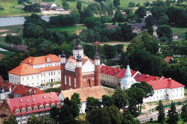 Okolice Puszczy Knyszyńskiej obfitują w zabytki i miejsca rekreacji. Prawosławny monastyr w Supraślu. Na górze od lewej: meczet i tatarska jurta w Kruszynianach oraz pole golfowe w Lipowym Moście. 