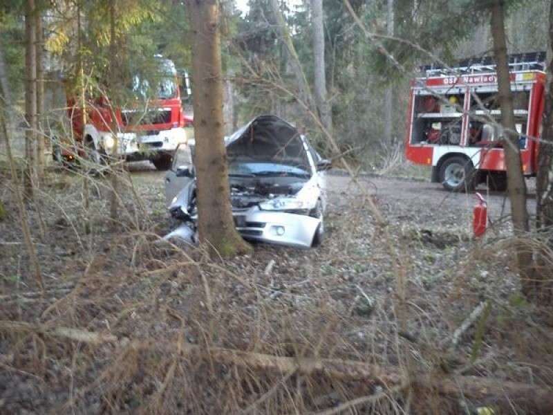 Zgon: Mitsubishi uderzyło w drzewo (zdjęcia)