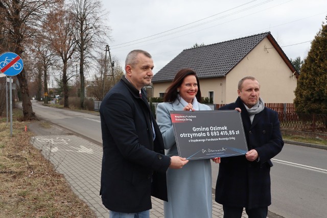 Poseł Violetta Porowska w imieniu rządu przekazała włodarzom Ozimka symboliczny czek.