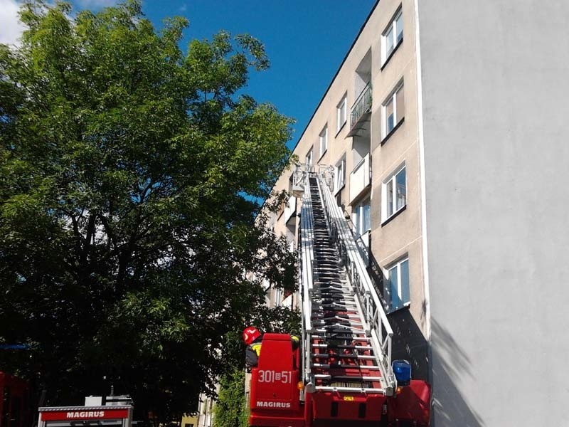 Ul. Ciepła: Akcja strażaków. Kobieta mogła nie żyć (zdjęcia, wideo)