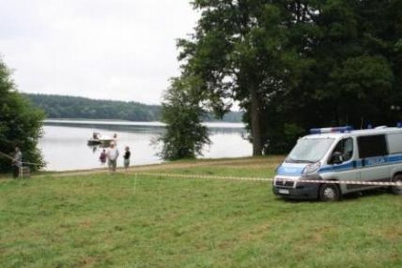 Po trzech dniach poszukiwań znaleziono ciało w jeziorze. Zwłoki były 20 m pod wodą! (zdjęcia)