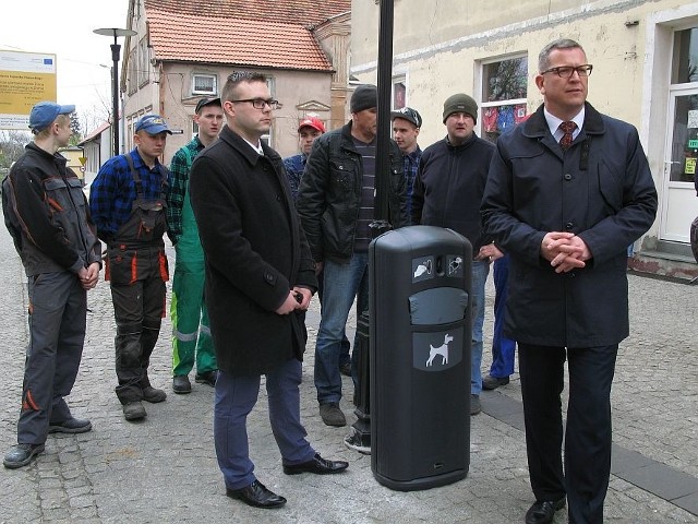Wczoraj burmistrz Robert Luchowski i kierownik Piotr Ostrowski wizytowali miejsca, w których montowano kosze na odchody czworonogów.