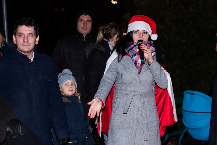 Rozbłysła choinka przed ostrowskim ratuszem. Świąteczną iluminację uruchomiono w obecności św. Mikołaja