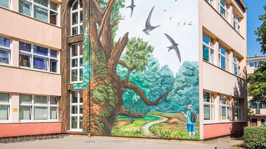 Mural powstał na budynku Szkoły Podstawowej nr 50 na Starym...