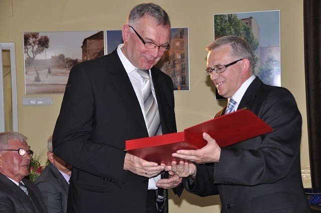Prezes KSM Tadeusz Dworak (z lewej) odbiera gratulacje od wiceburmistrza Końskich Krzysztofa Jasińskiego