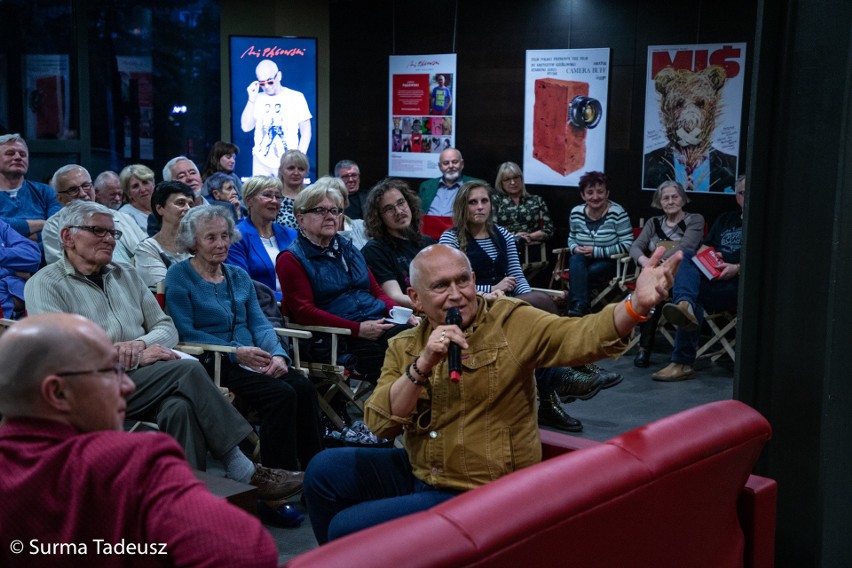 Znany autor mocnych plakatów gościł w Stargardzie. Spotkanie z Andrzejem Pągowskim w SCK [ZDJĘCIA, WIDEO]