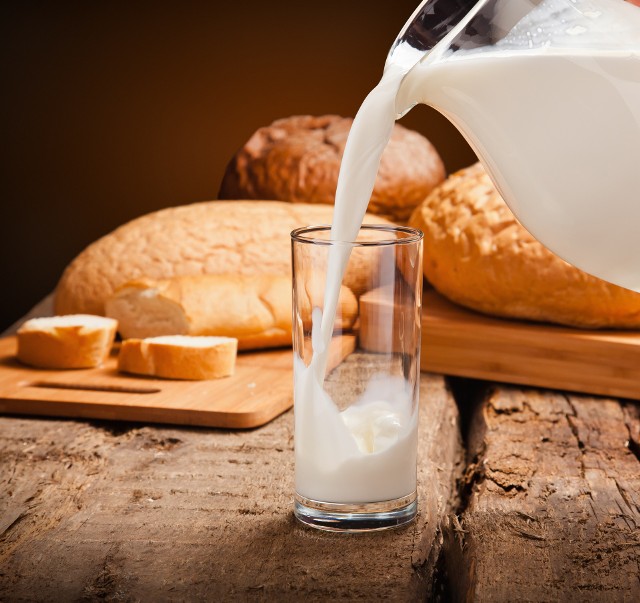 Mleko w diecie ma swoich zwolenników jak i przeciwnikówPodstawowym problemem mleka jest fakt, że jego "produkcja" odbywa się po to, by zaspokoić głód cieląt, a nie ludzi.