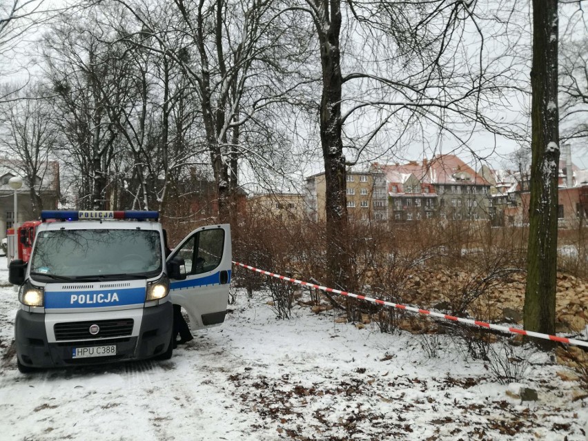 W parku Wilsona runęło kilkunastometrowe ogrodzenie. Straży...