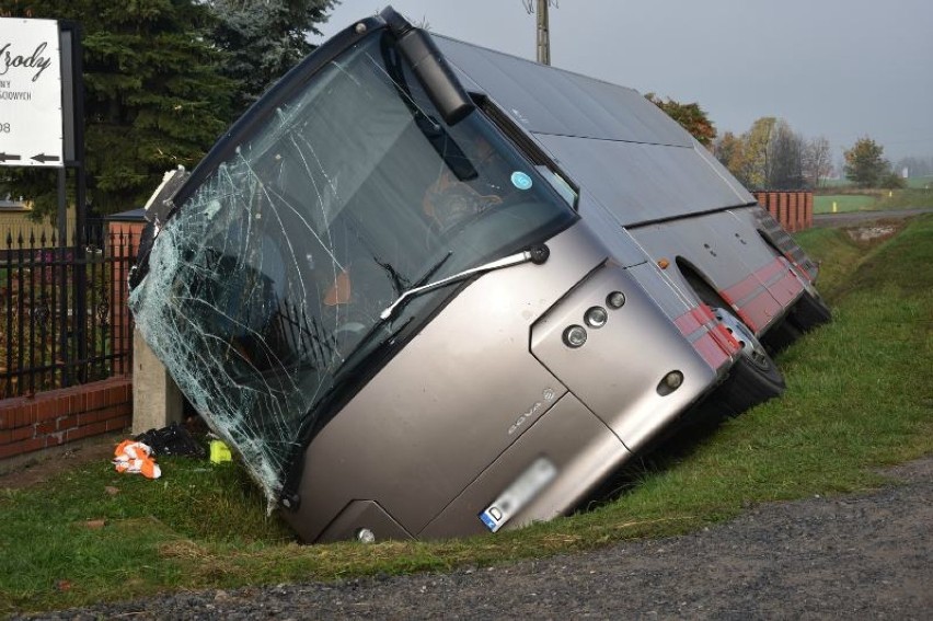 Śrem: Autobus zjechał do rowu i rozbił się o płot