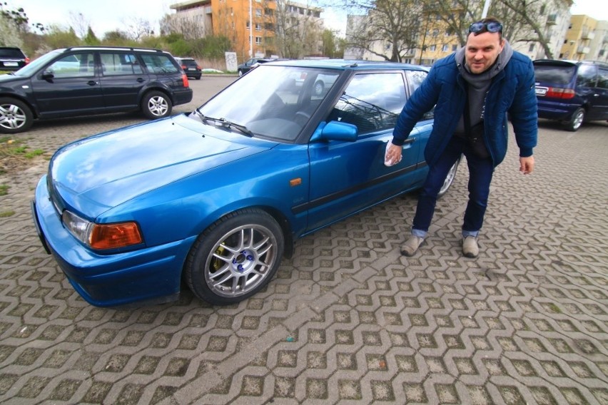 Przejazd miłośników starych aut przez Wrocław