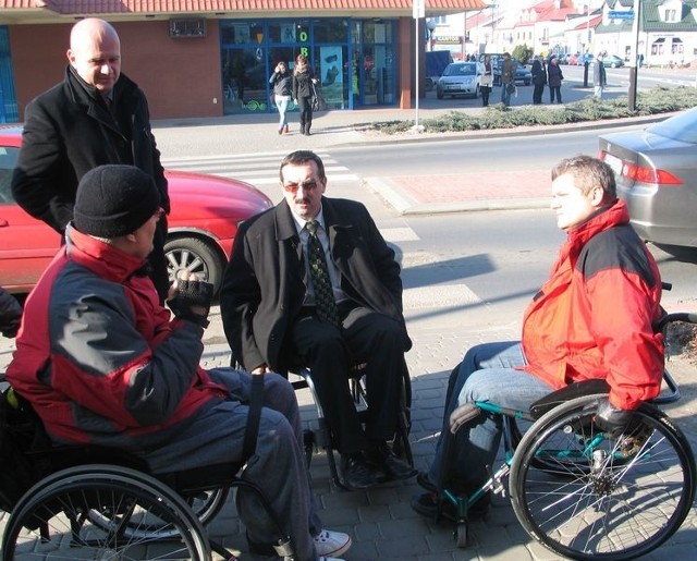 Pierwsze uwagi posypały się już po przejechaniu wokół nowego ronda Solidarności. Od lewej Tadeusz Gospodarczyk (stoi) Rajmund Zięba, Janusz Kropornicki i Norbert Mastalerz.