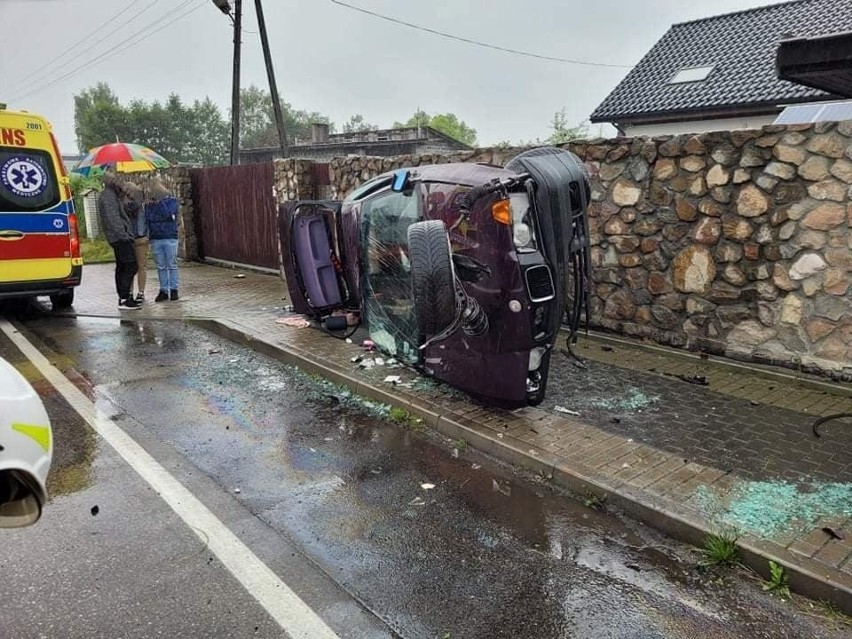 Wypadek w Zagaciu w gminie Czernichów. Dachował samochód...