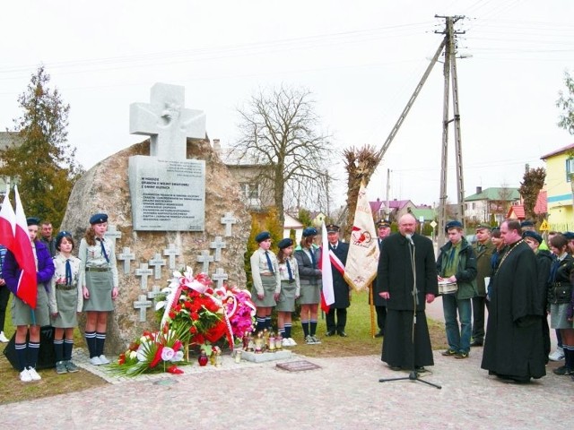 Uroczystości rocznicowe przy pomniku ofiar II wojny światowej.